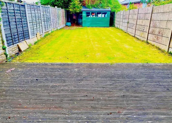 Mayfair Place - Cosy 3 Bedroom House With Free Parking