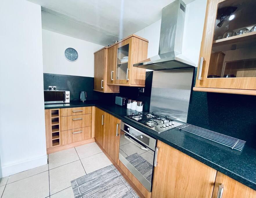 Apartment Mayfair Place - Cosy 3 Bedroom House With Free Parking *